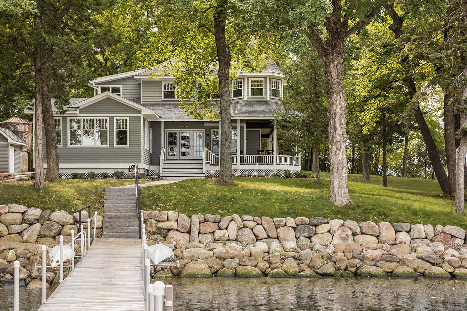 dreamy-lakeside-getaway-beach-style-exterior