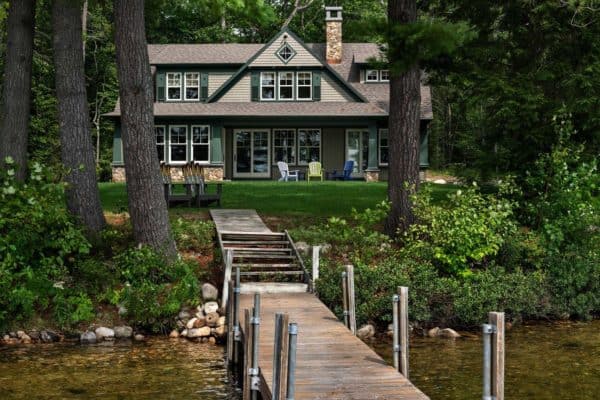 featured posts image for Beautiful New England cabin designed for relaxing lakeside getaways