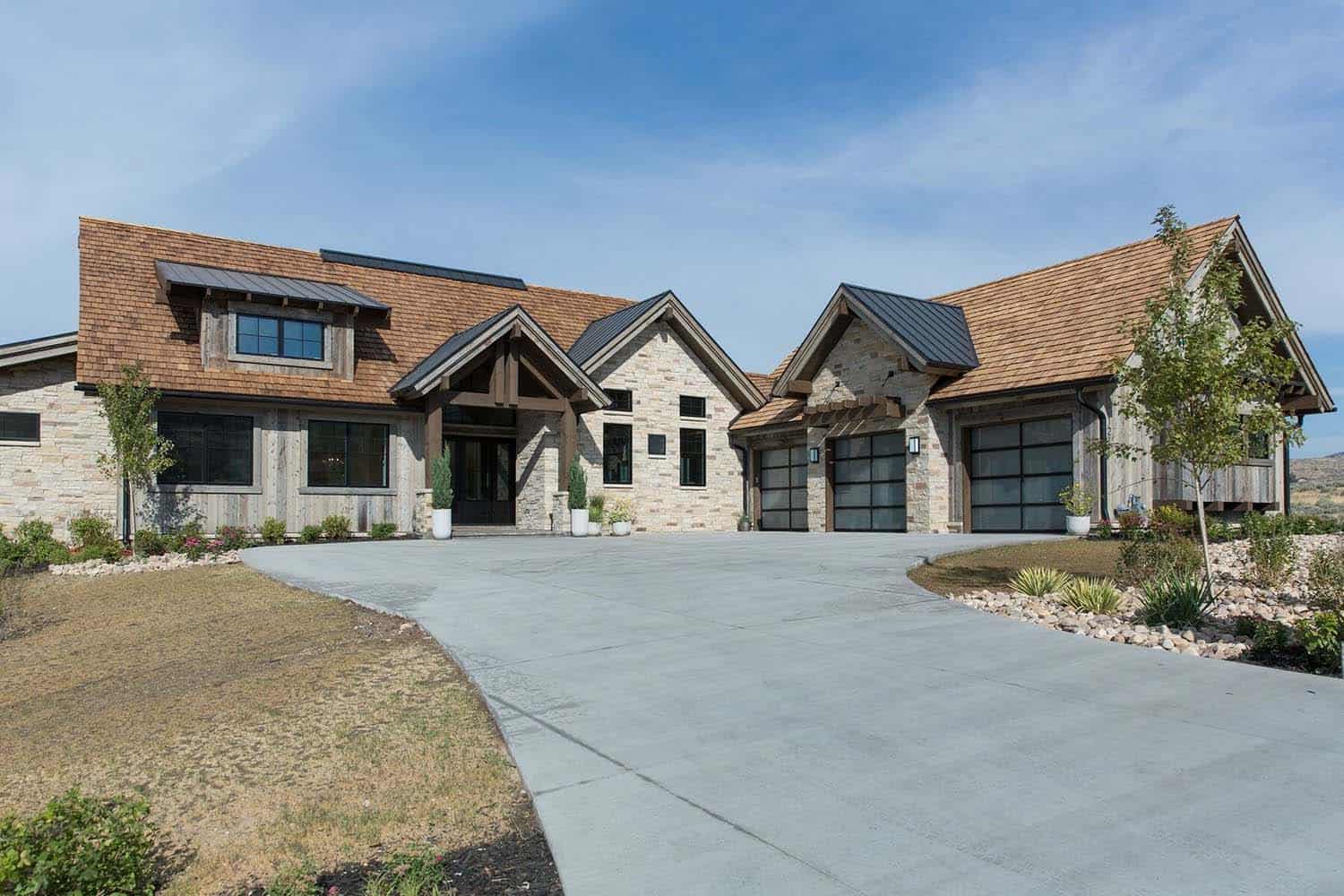 farmhouse-style-home-exterior