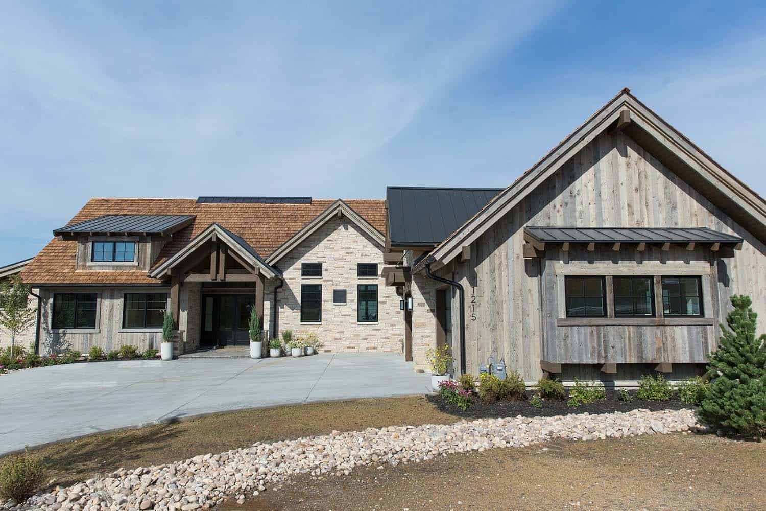 farmhouse-style-home-exterior