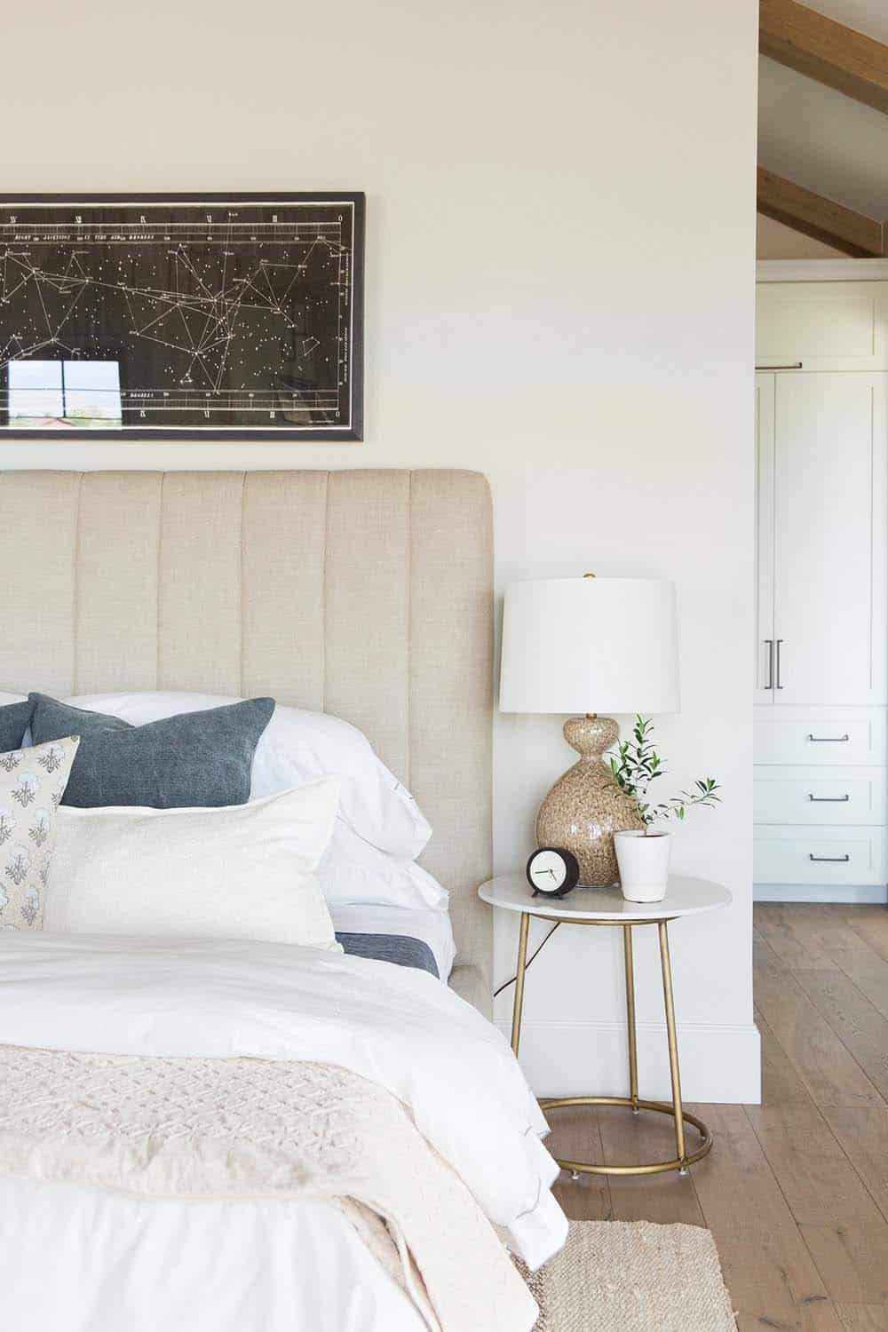 farmhouse-style-bedroom