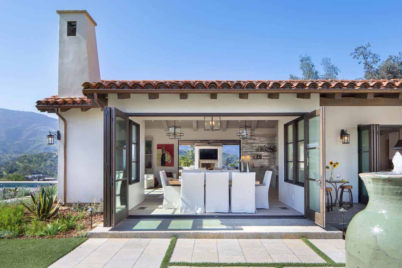 mediterranean-dining-room