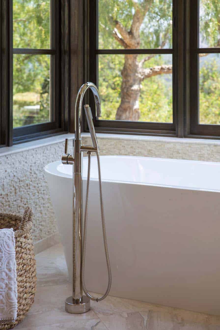 mediterranean-bathroom