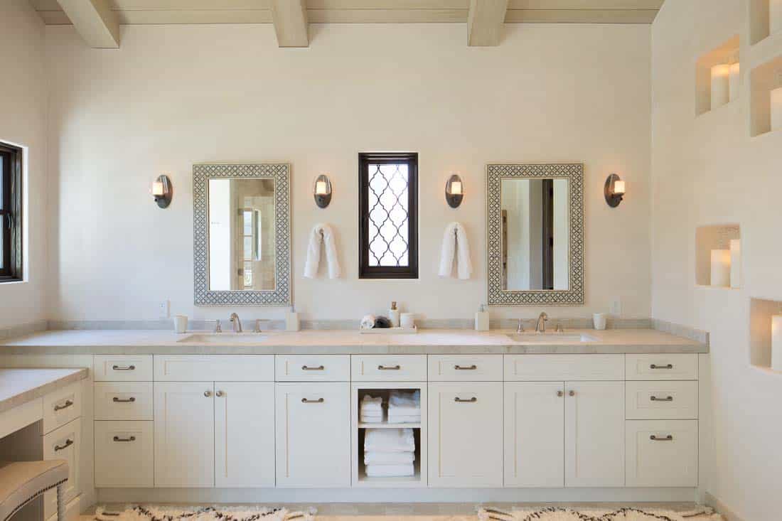 mediterranean-bathroom