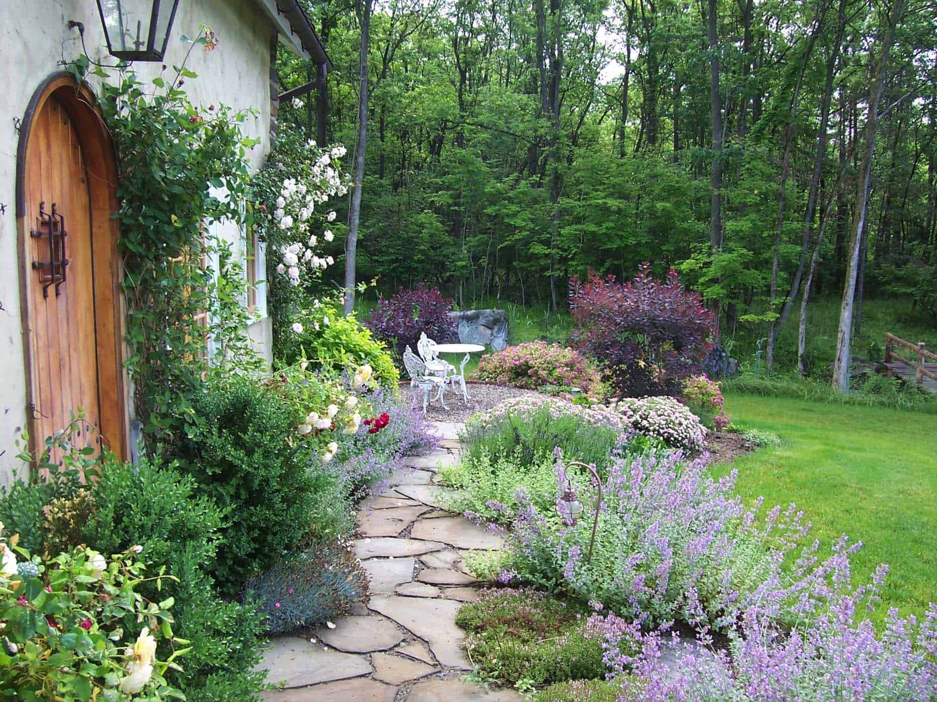 garden-stone-pathway