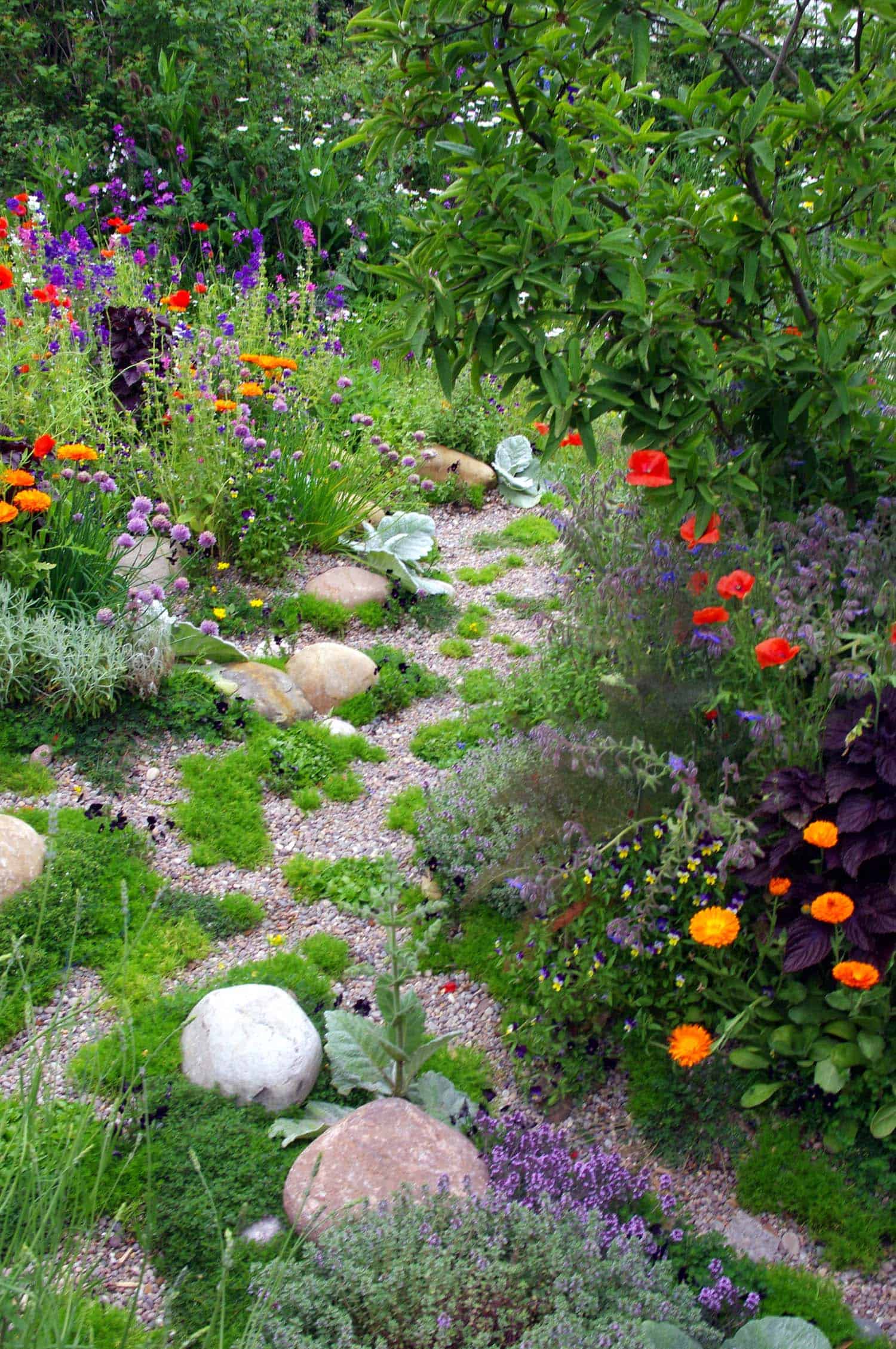 garden-stone-pathway