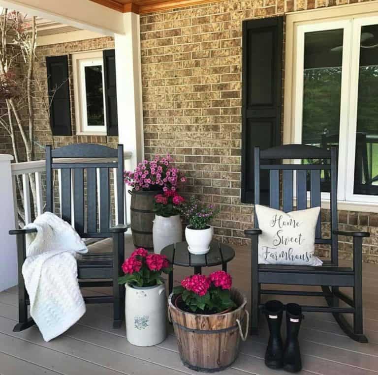 30 Gorgeous And Inviting Farmhouse Style Porch Decorating Ideas