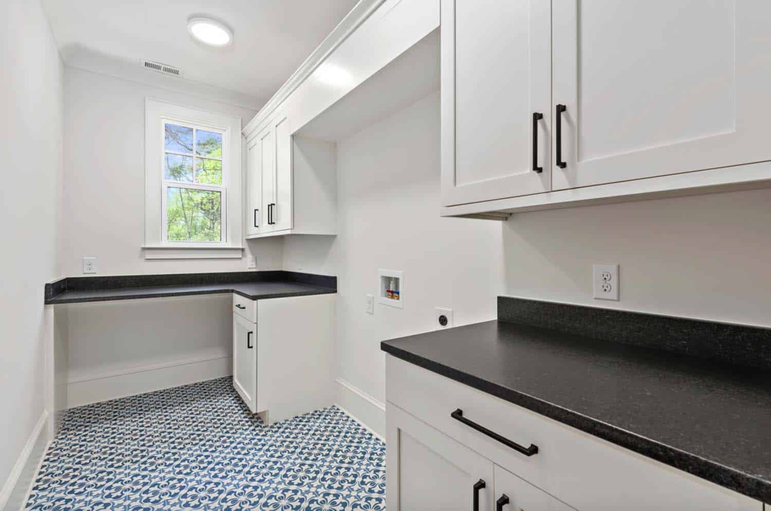 farmhouse-laundry-room