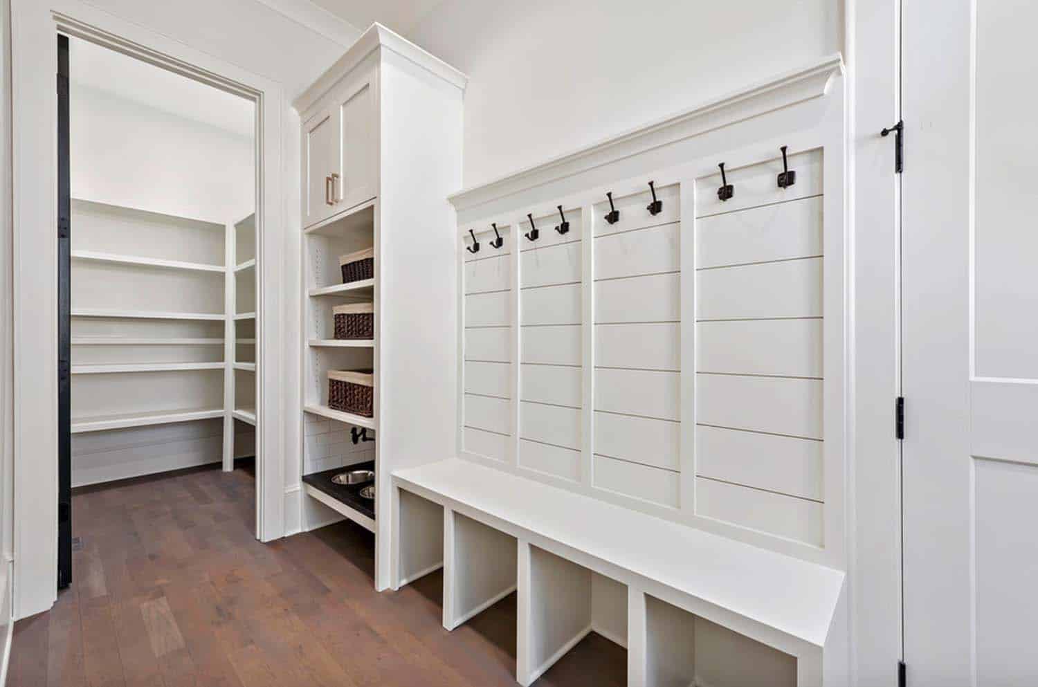 farmhouse-mudroom