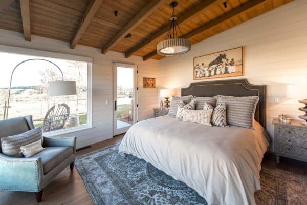 This ranch retreat overlooks a beautiful mountain landscape in Montana