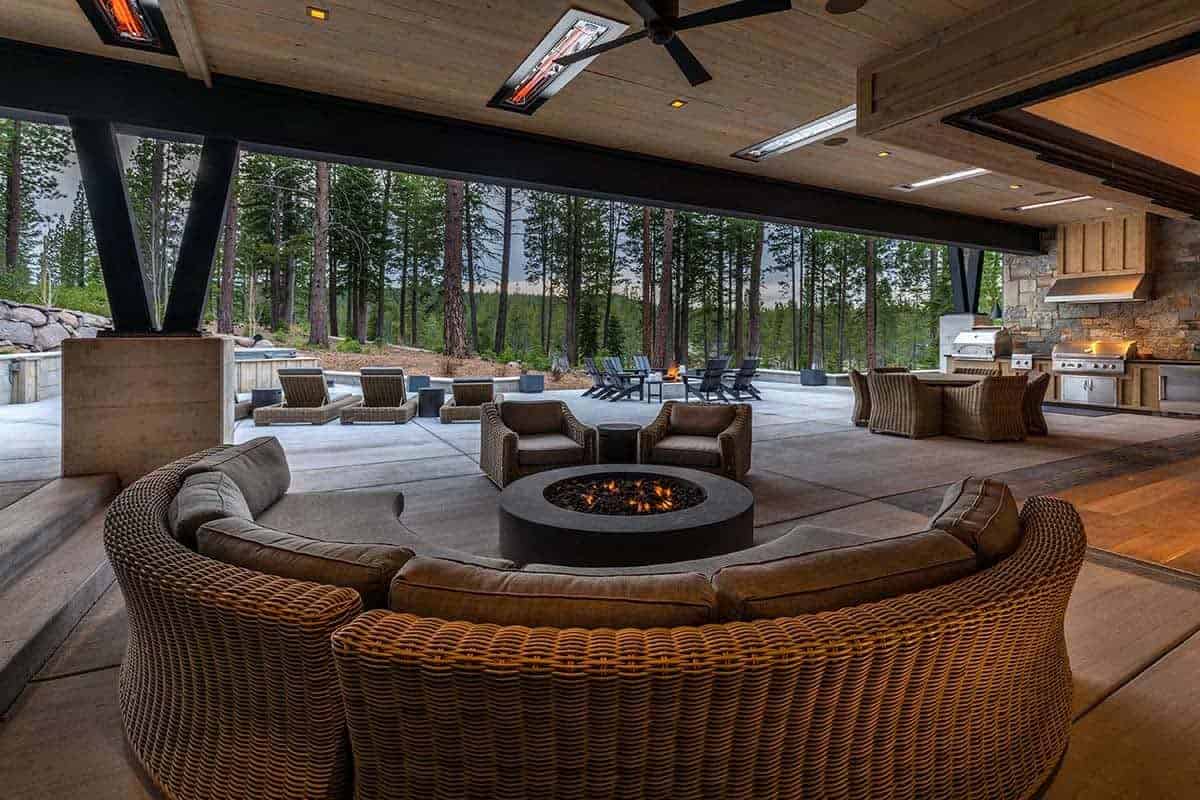 contemporary-mountain-home-patio