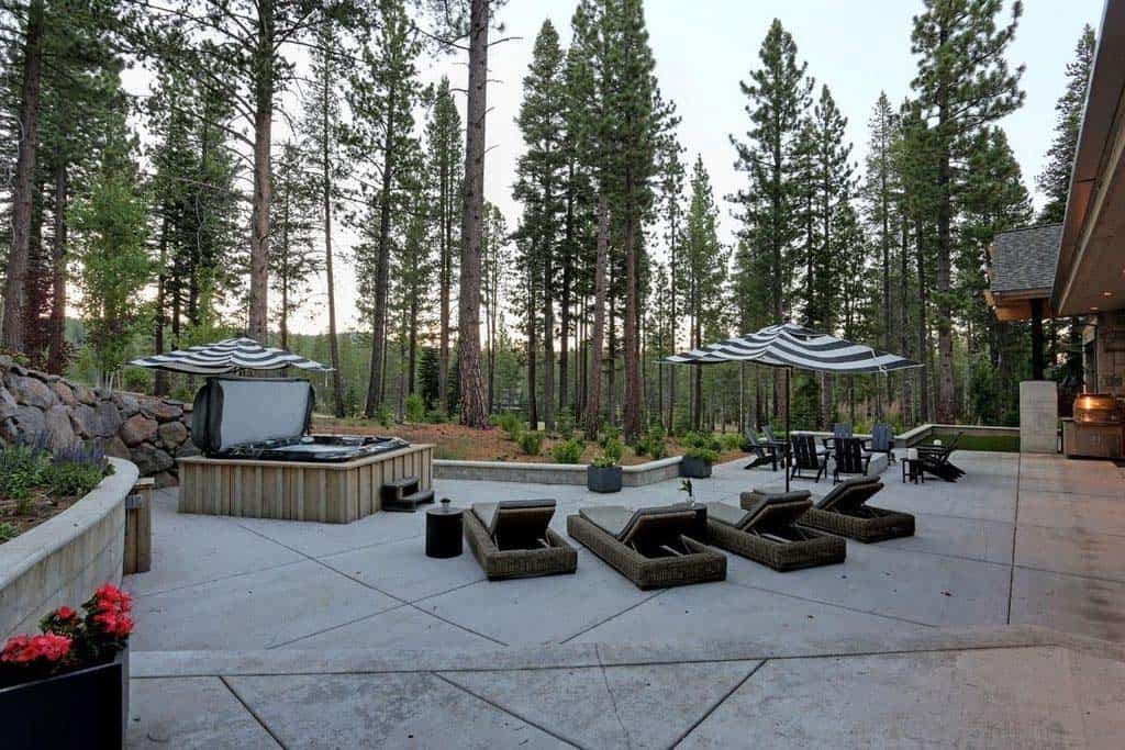 contemporary-mountain-home-patio