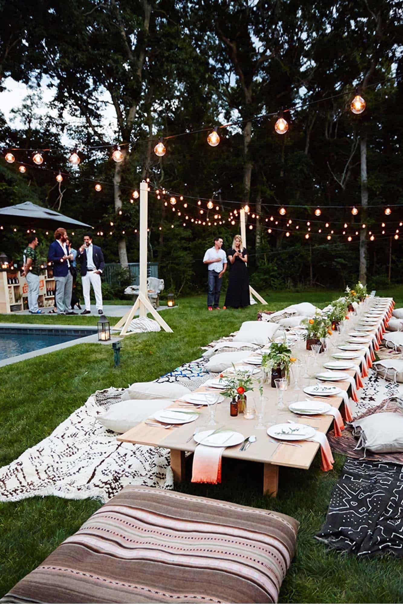 summer-garden-party-idea-casual-table-pillows