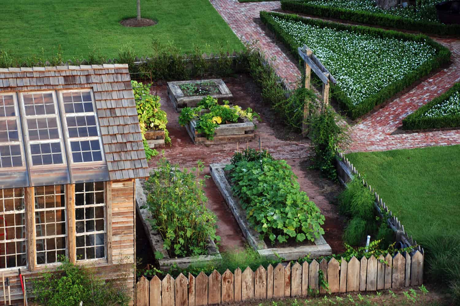 inspiring-vegetable-garden-ideas-potting-shed-with-wood-raised-planter-beds