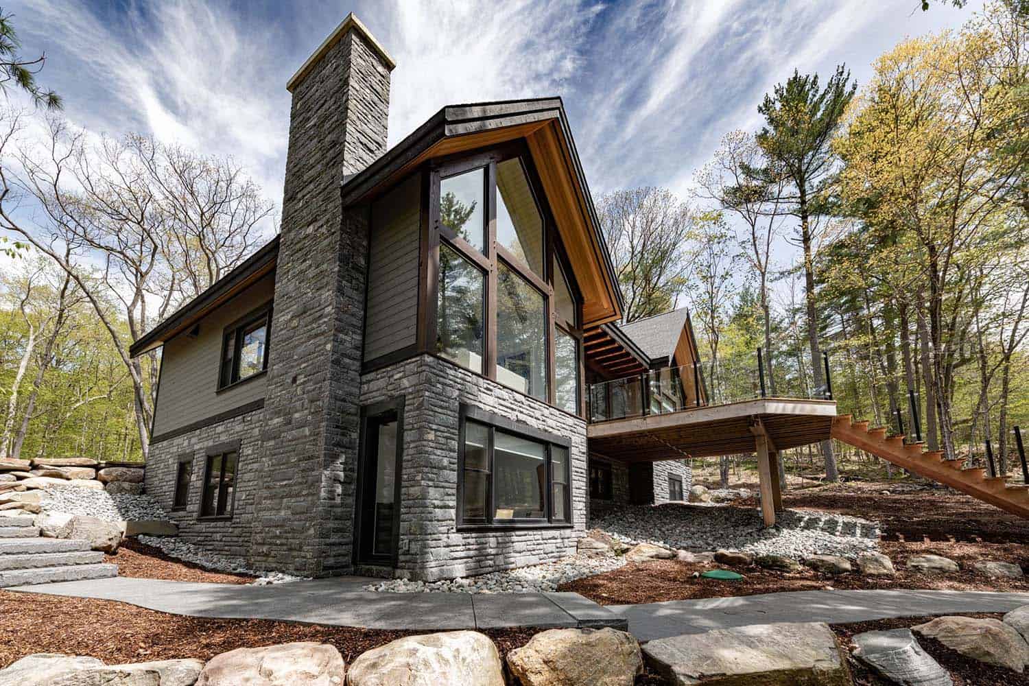 contemporary-lake-house-exterior