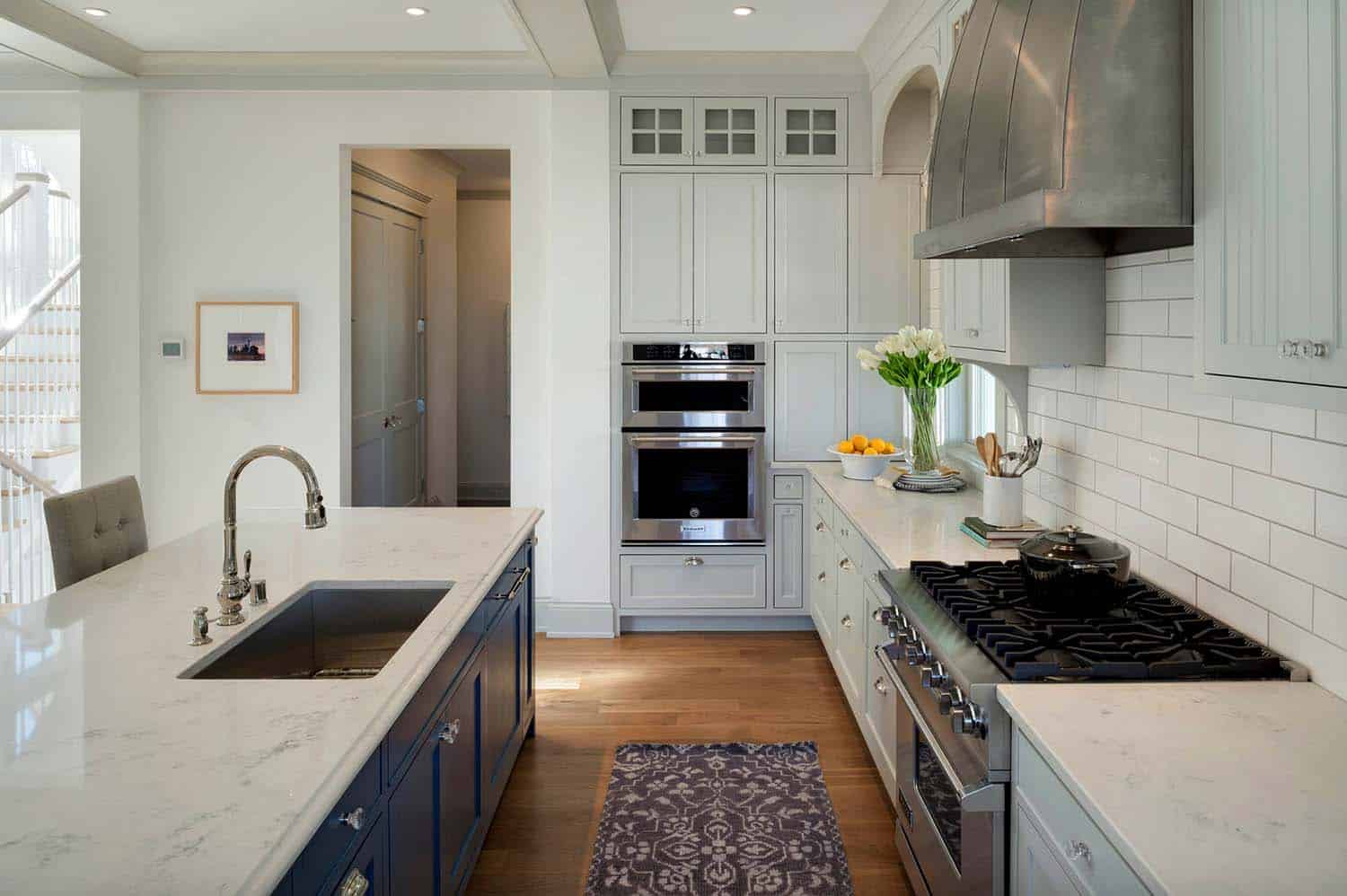 lake-cottage-beach-style-kitchen