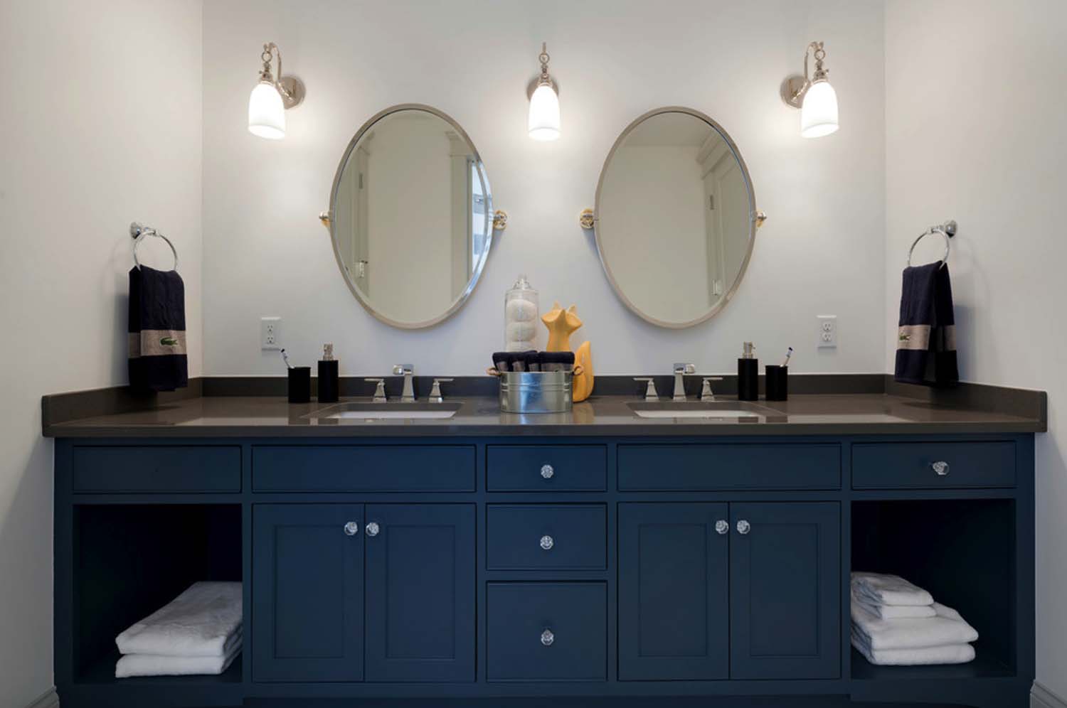 lake-cottage-beach-style-bathroom