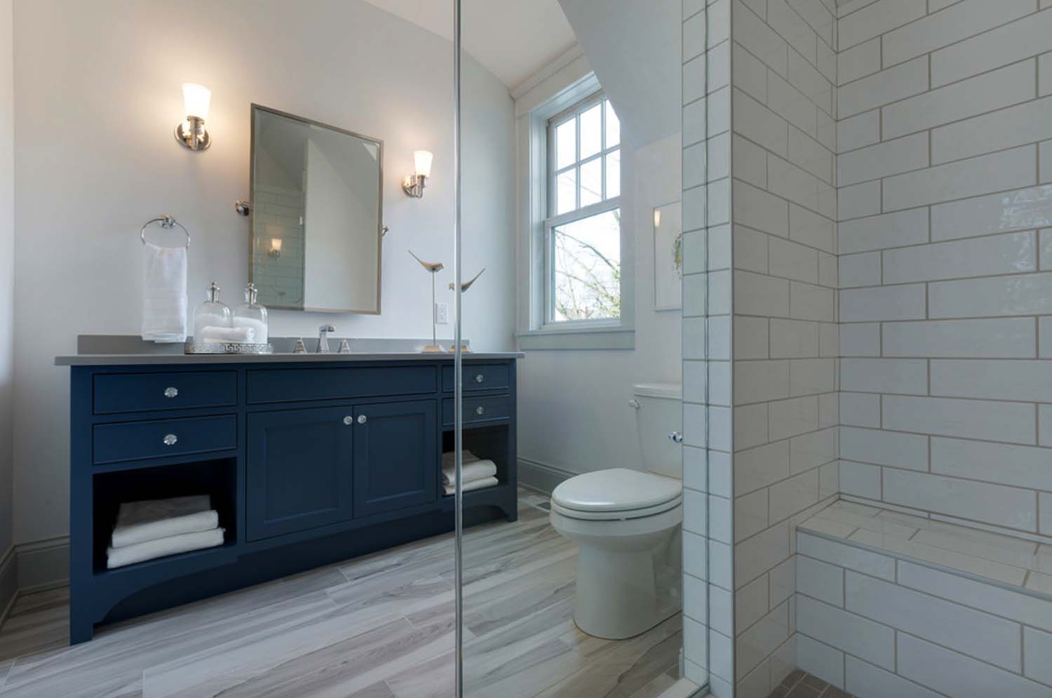 lake-cottage-beach-style-bathroom