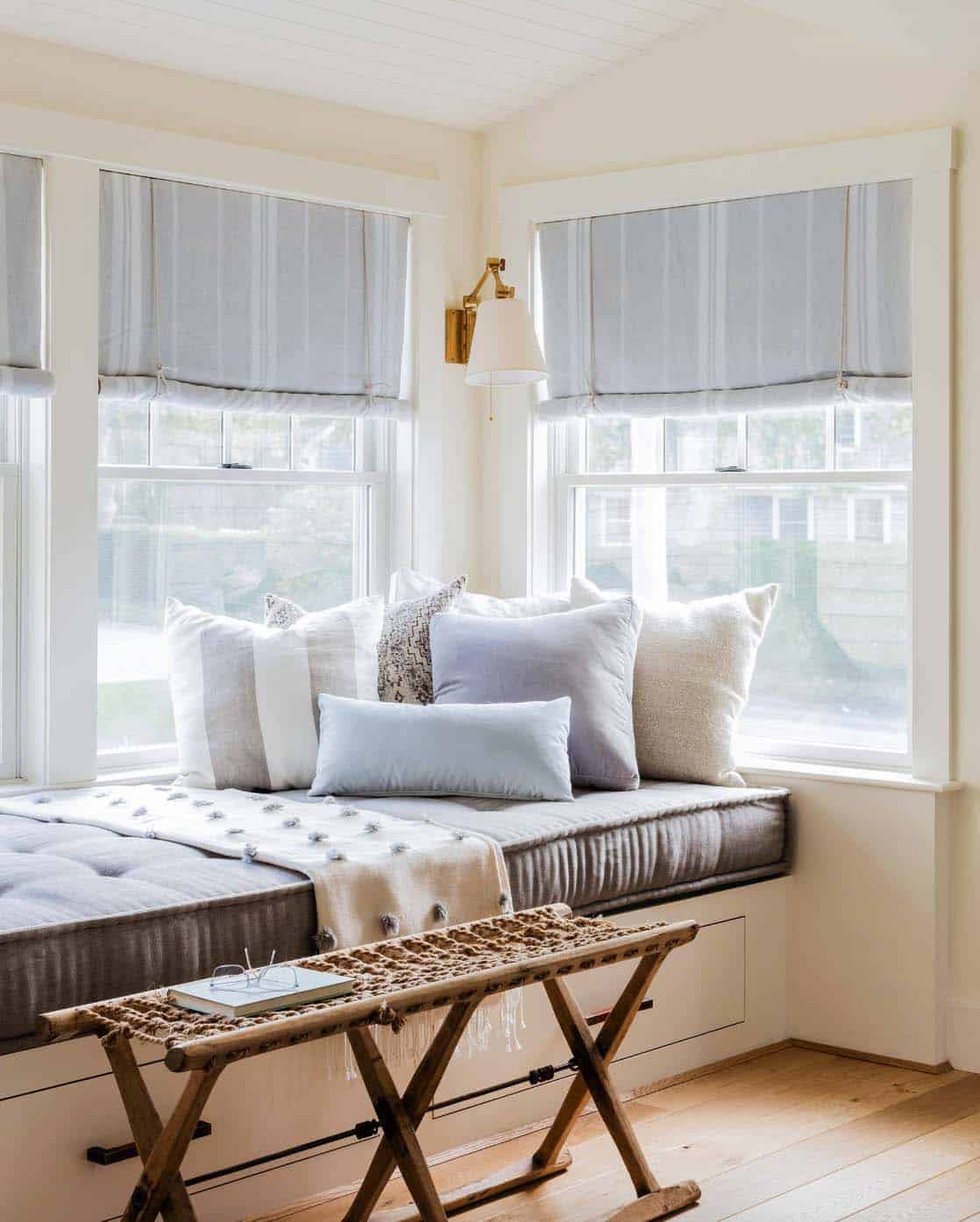 beach-style-living-room-window-seat