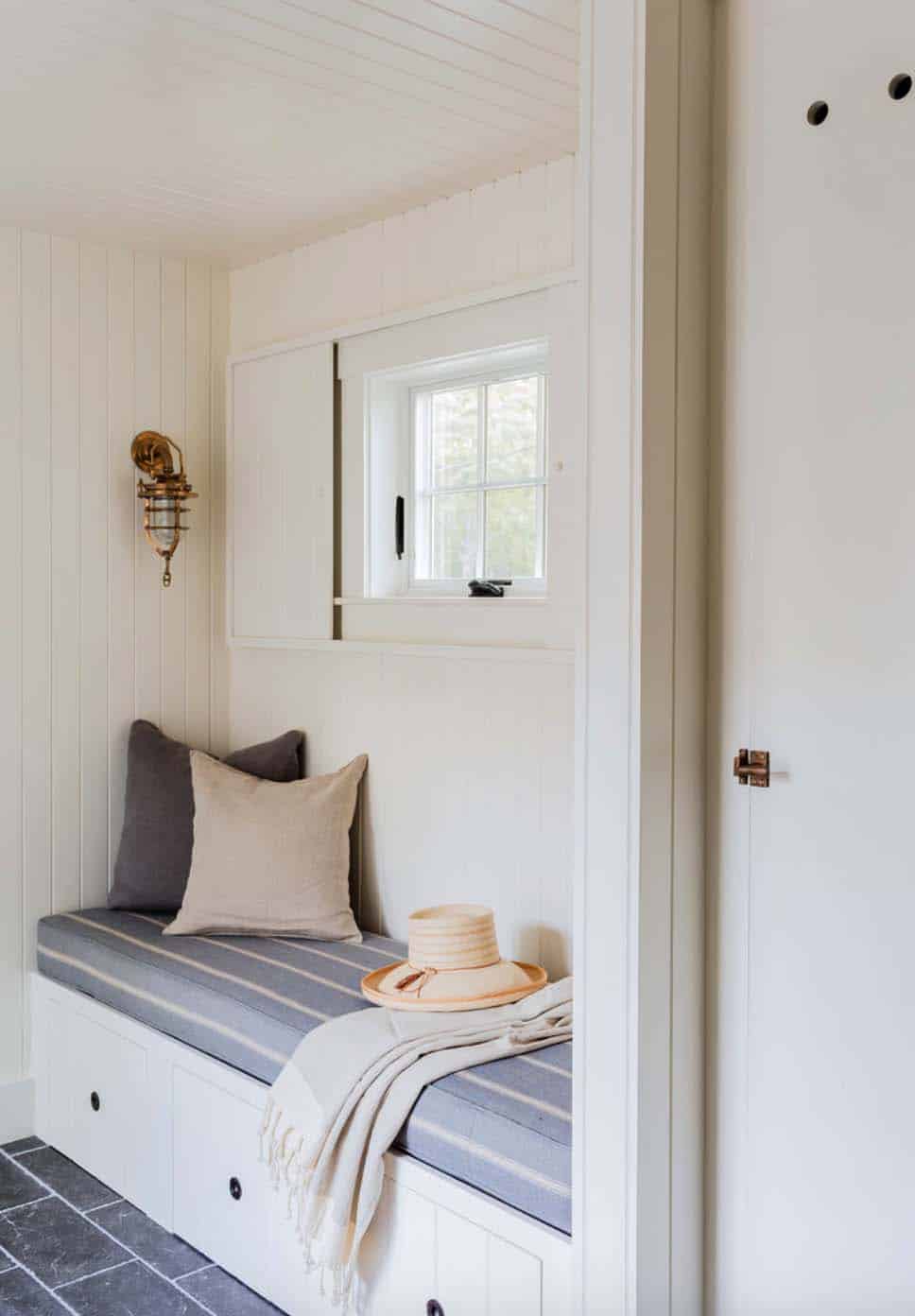 beach-style-entry-nook