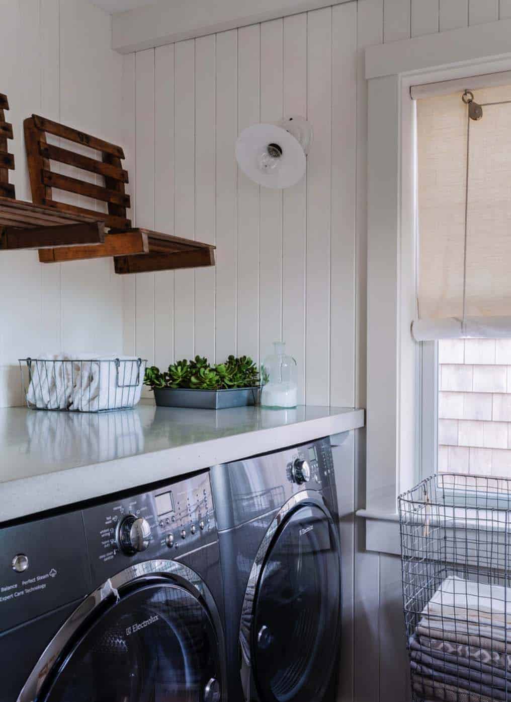 beach-style-laundry-room