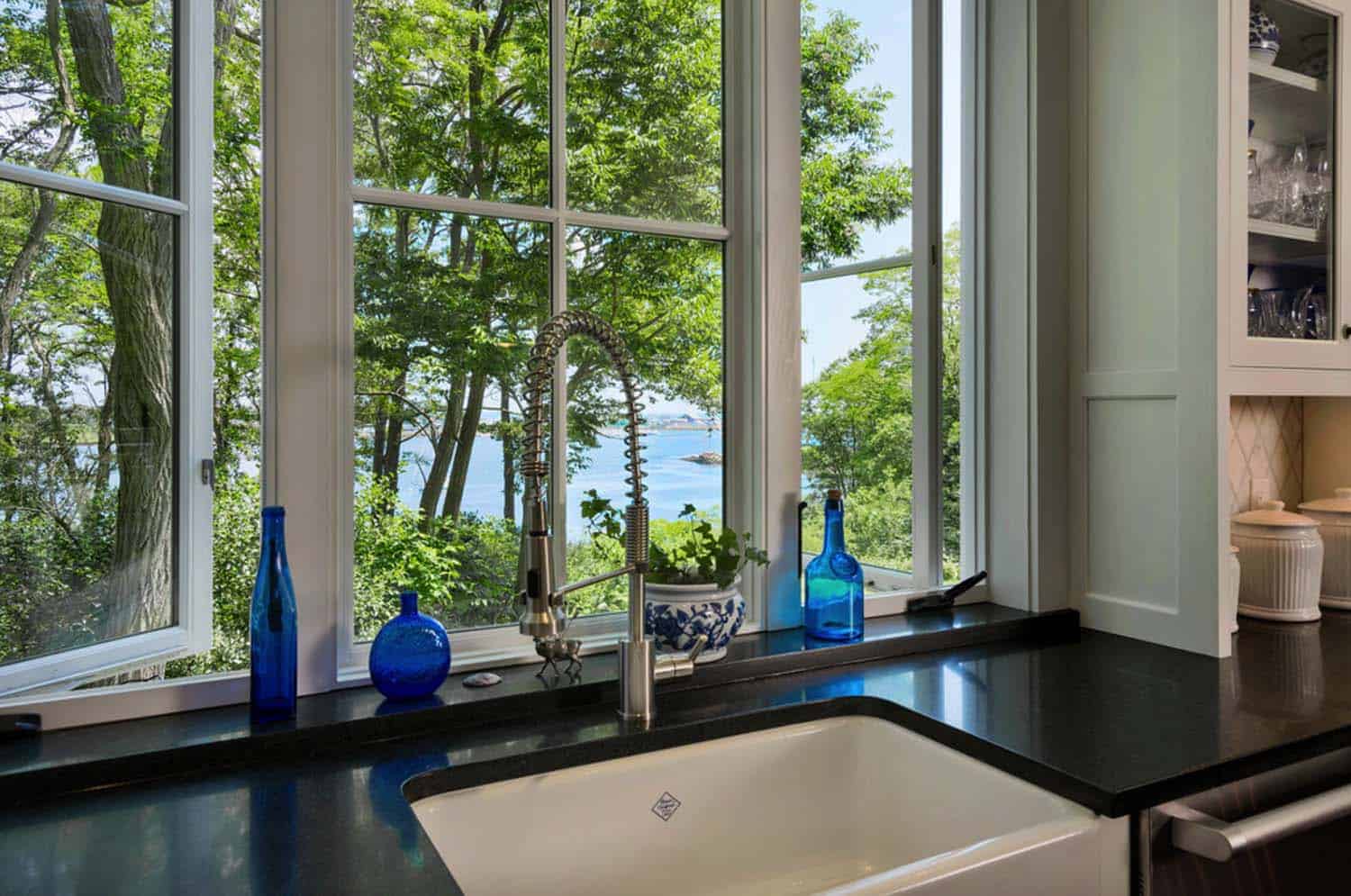 beach-cottage-beach-style-kitchen
