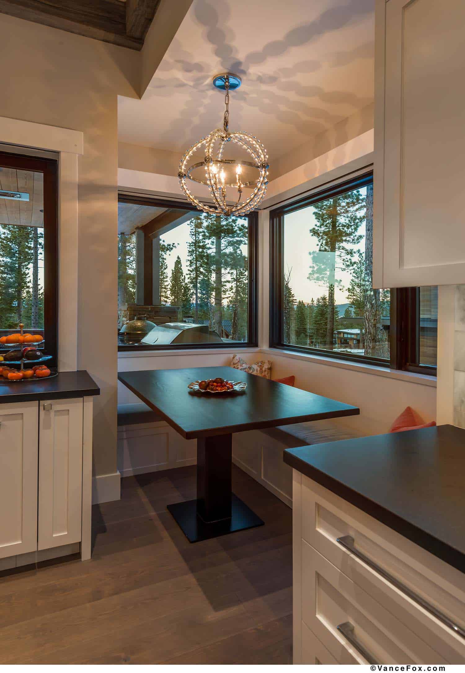 mountain-modern-cabin-kitchen-breakfast-nook