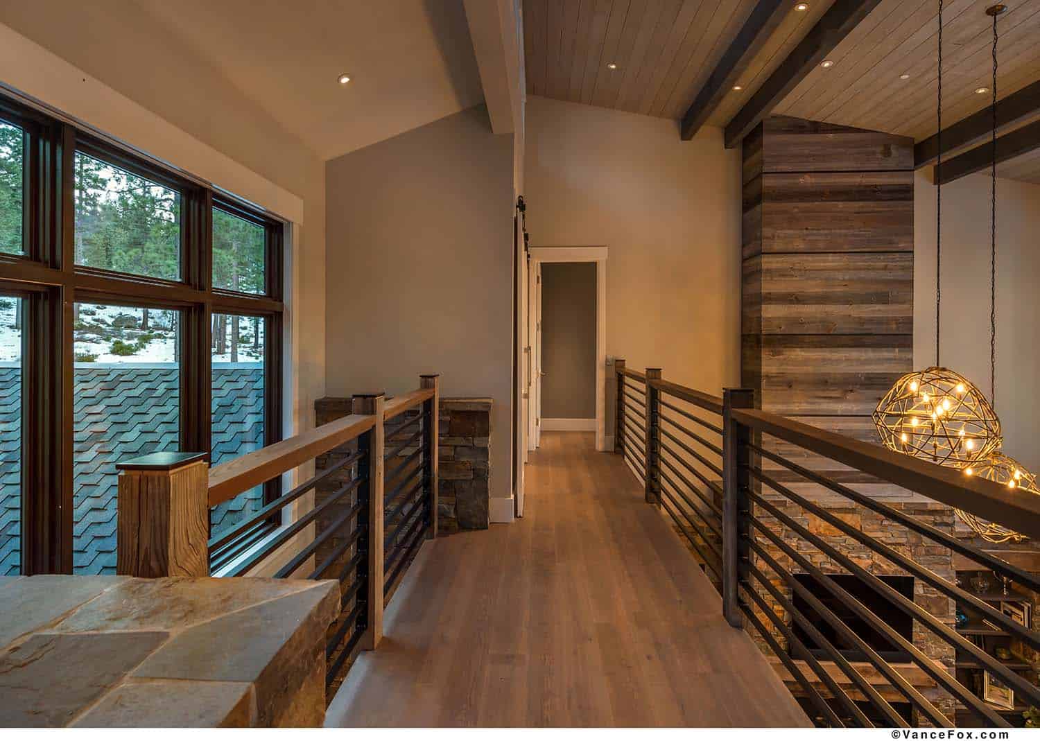 mountain-modern-cabin-hall