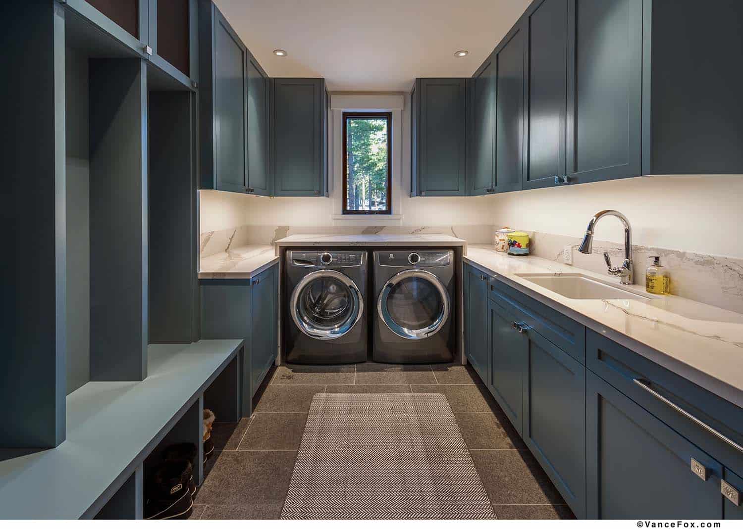 mountain-modern-cabin-laundry-room