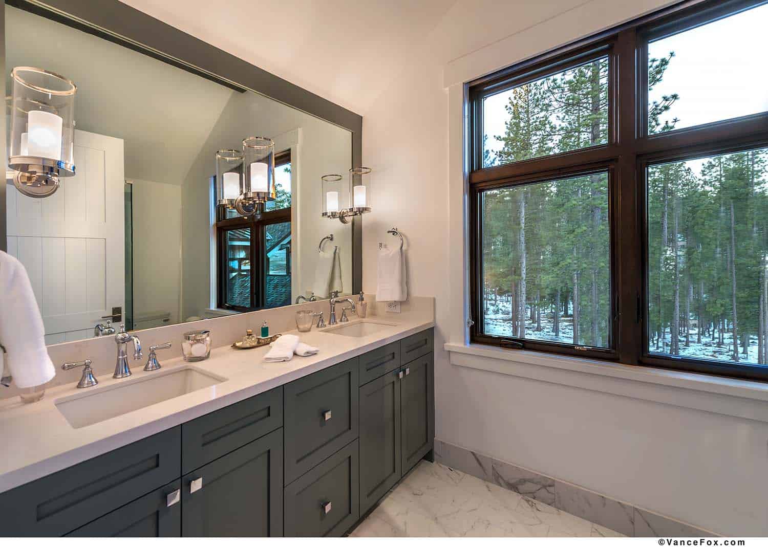 mountain-modern-cabin-bathroom