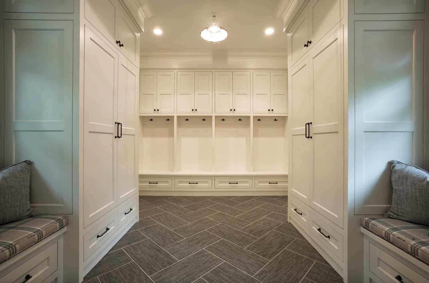 beach-style-mudroom-entry
