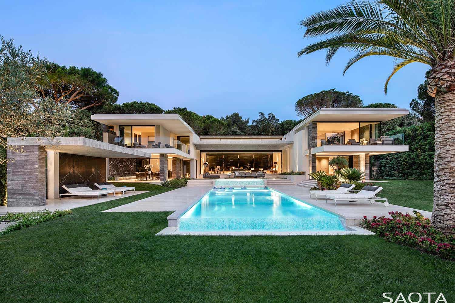 contemporary-summer-home-exterior-pool-saint-tropez