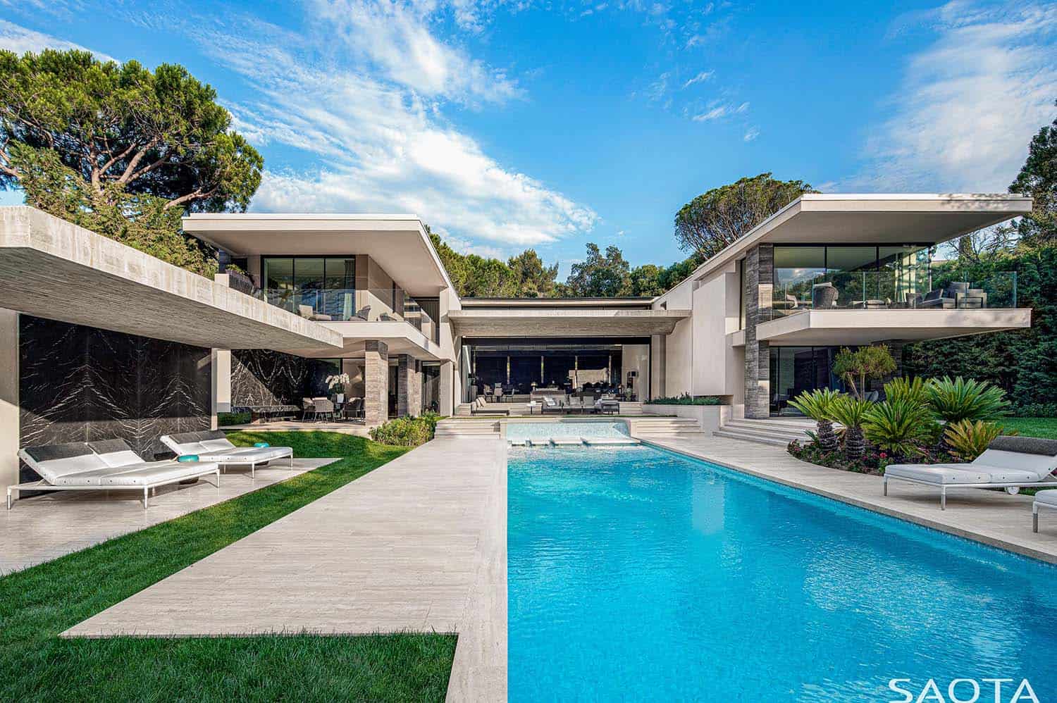 contemporary-summer-home-exterior-pool-saint-tropez