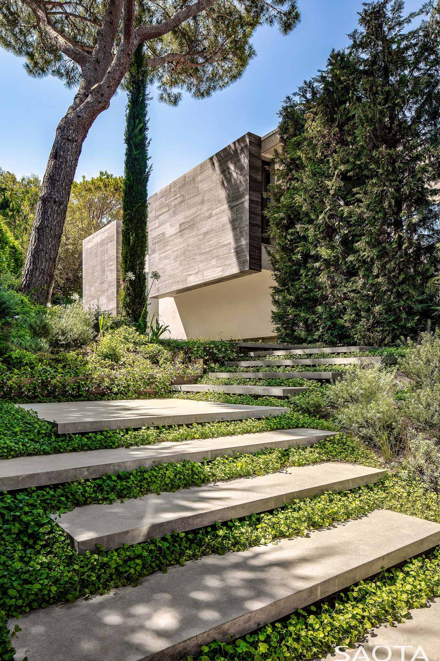 contemporary-summer-home-exterior-landscape-saint-tropez