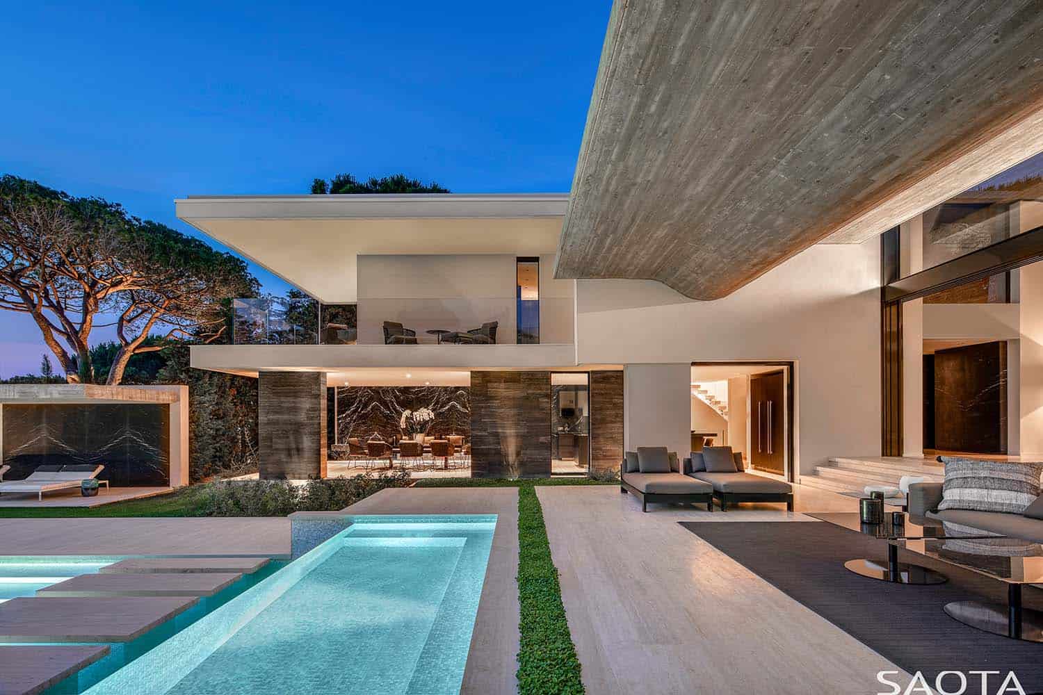 contemporary-summer-home-exterior-pool-saint-tropez