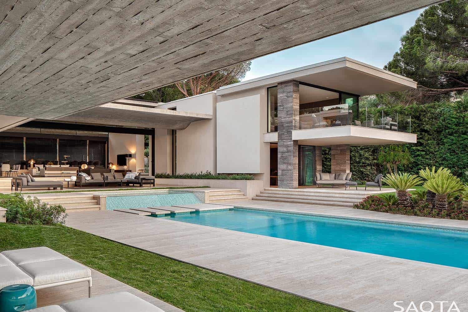 contemporary-summer-home-exterior-pool-saint-tropez