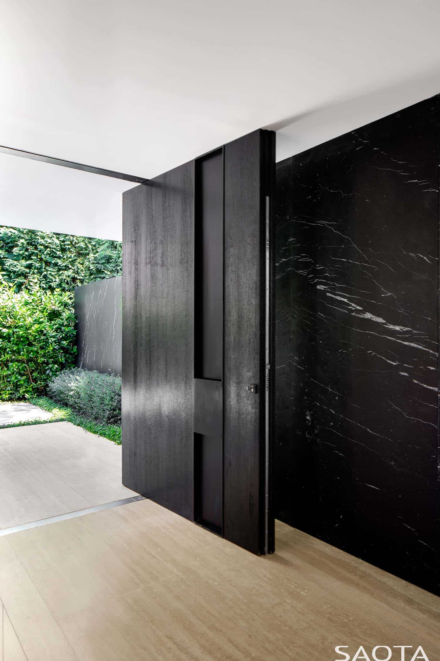 contemporary-summer-home-entry