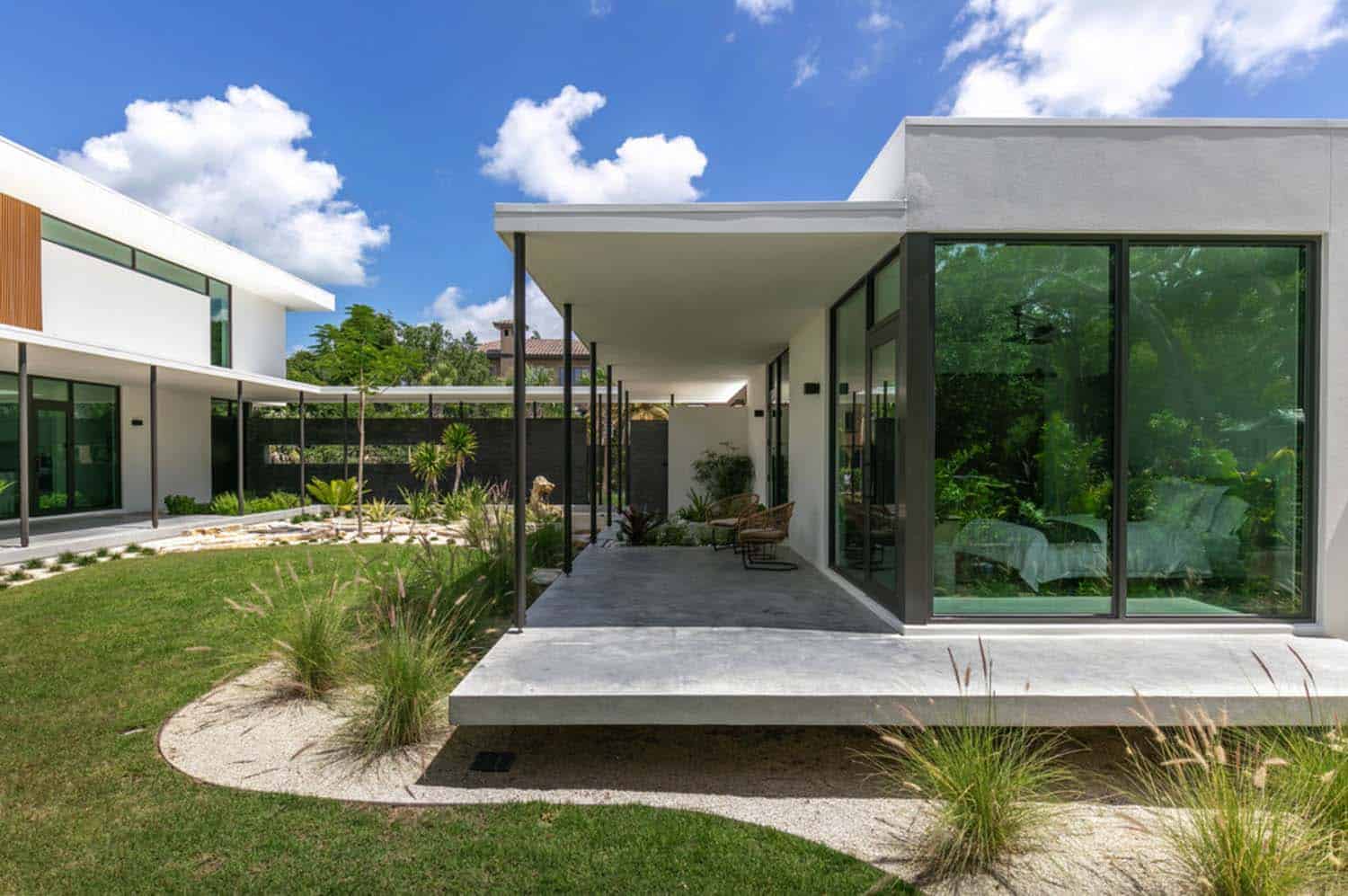 modern-waterfront-home-exterior
