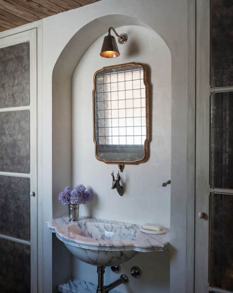 mountain-ski-chalet-bathroom