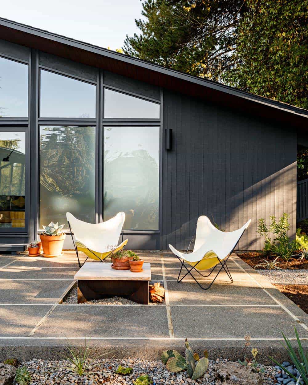 midcentury-modern-home-patio