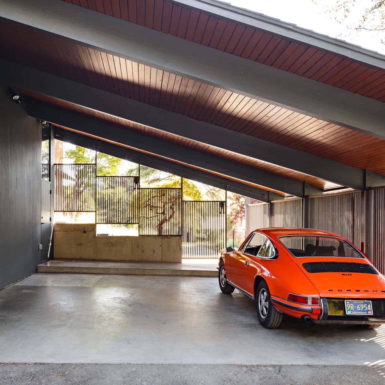 midcentury-modern-home-garage