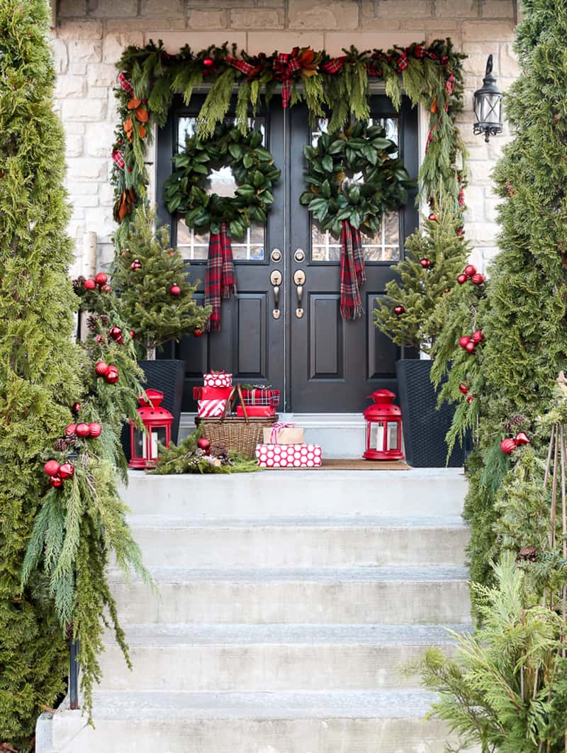 stunning-outdoor-decorations-christmas-garland