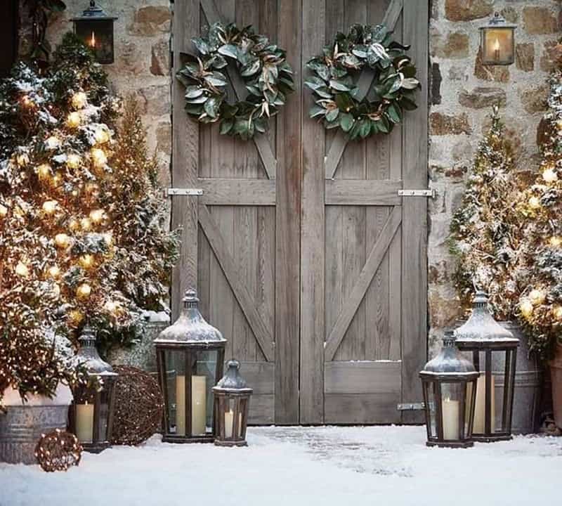 stunning-outdoor-decorations-christmas-rustic-barn-doors