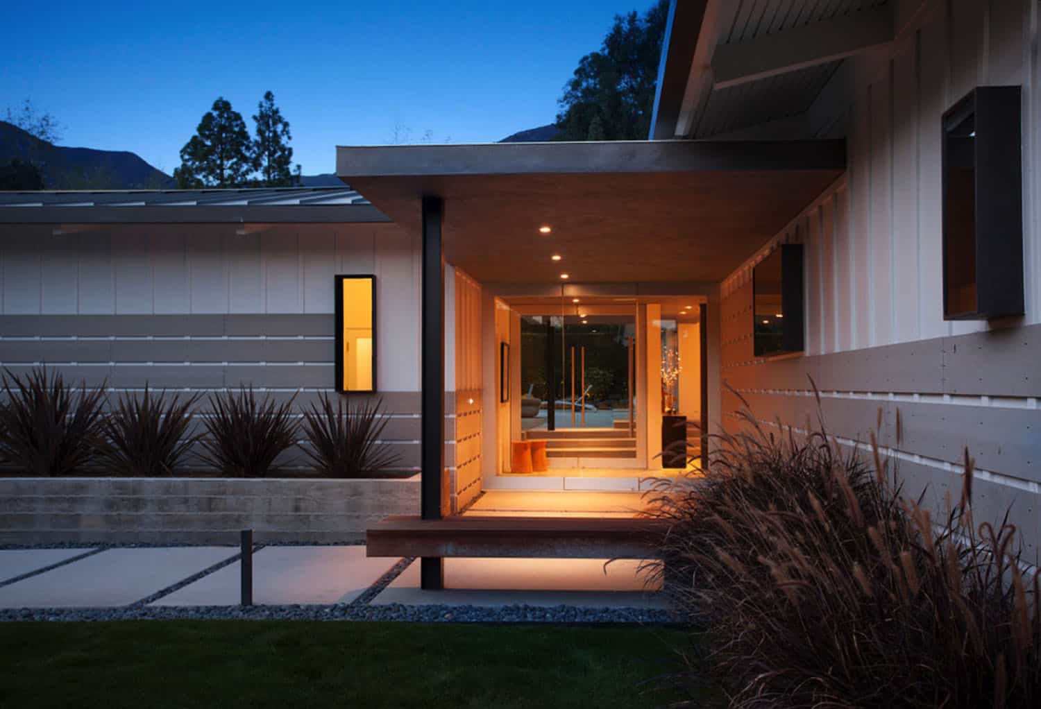 midcentury-ranch-house-entry