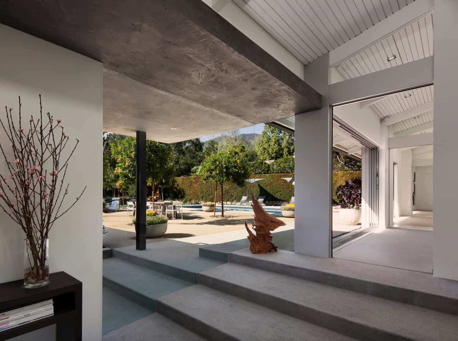 midcentury-ranch-house-patio