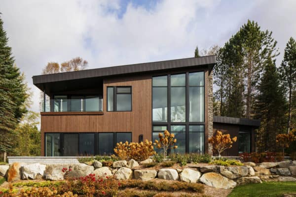 featured posts image for Breathtaking lakefront dream house in the Laurentian Mountains