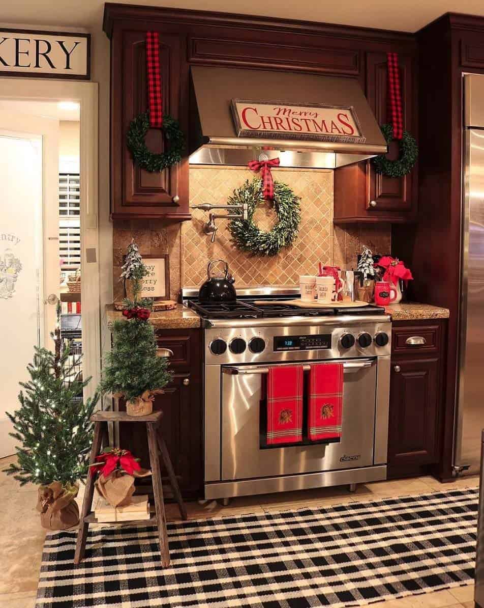 rustic-farmhouse-kitchen-christmas-decorated