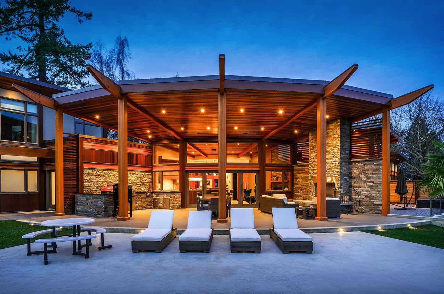 west-coast-modern-home-patio