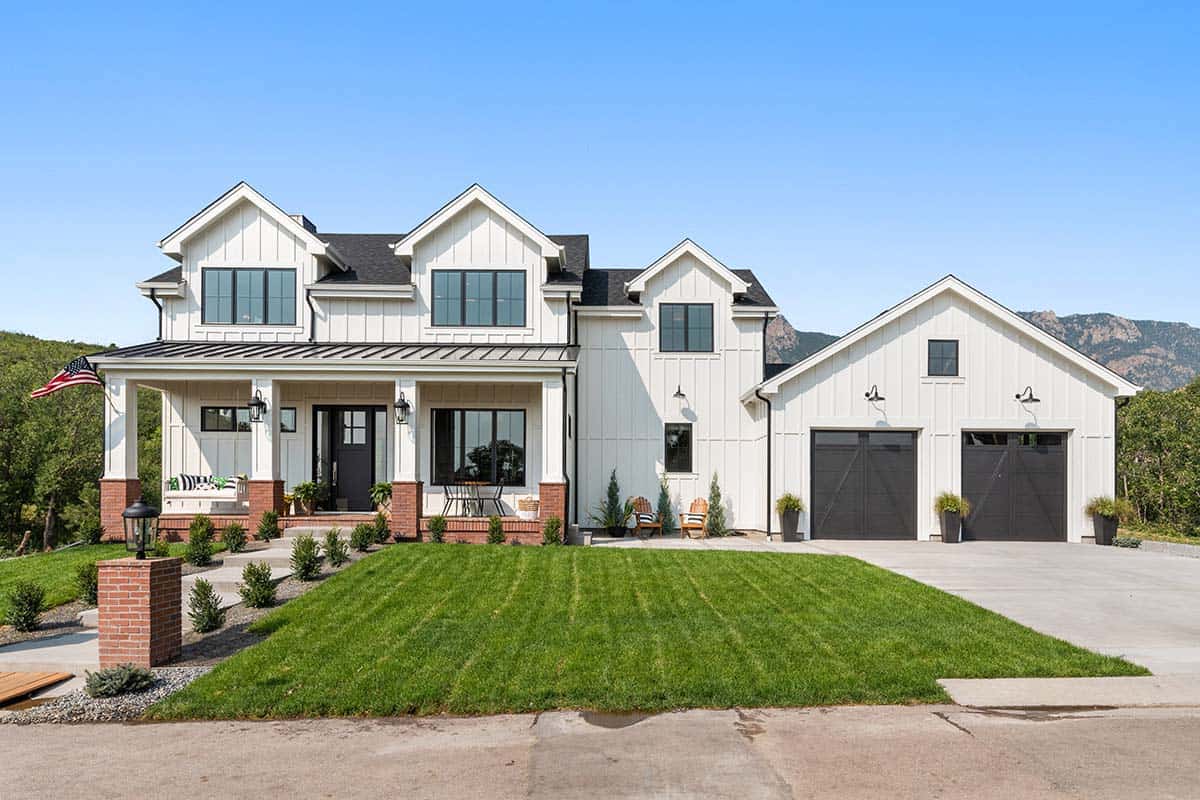 farmhouse-style-home-exterior