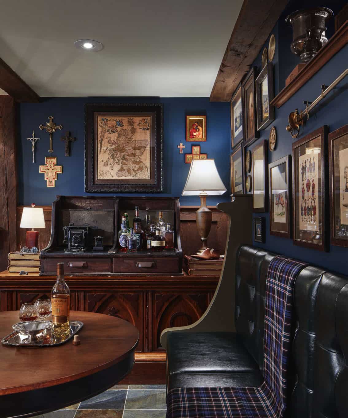tudor-traditional-home-bar
